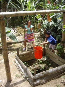 Ungane hentar vatn til oss, så vi får vaska hendene før middag.